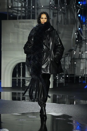 Burberry تكتب ليلها الخاص: لندن كخزانة تتحرّك بعد الغروب